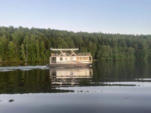 Плавучий дом на Волге компании «СВОЙ КУРС» во время речного путешествия